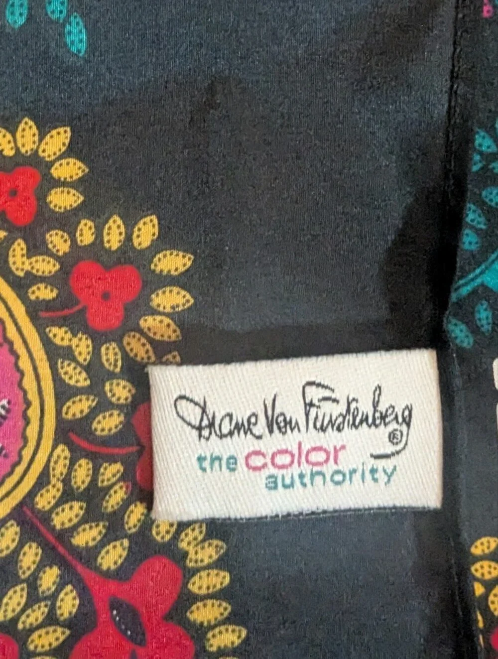 Diane Von Furstenberg Gorgeous Vibrant 100% Silk Wrap Scarf